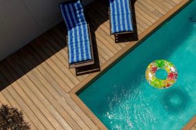 Suelo de madera piscina